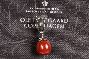 Ole Lynggaard. Sweet Drop, Filigran vedhæng i oxideret sterlingsølv m kuglekæde, silkesnor samt læderarmbånd 4