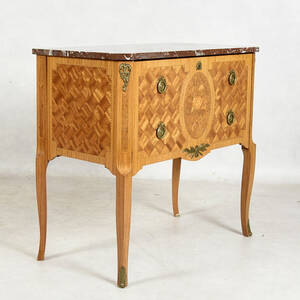 BYRÅ, 2-lådig, med marmorskiva och intarsia, 1900-tal.