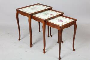 SATSBORD, 3 DELAR, 1900-TAL, ROKOKOSTIL, SKIVOR MED INFÄLLDA KAKELPLATTOR, HÖ 57, LÄ 50, BR 35 CM