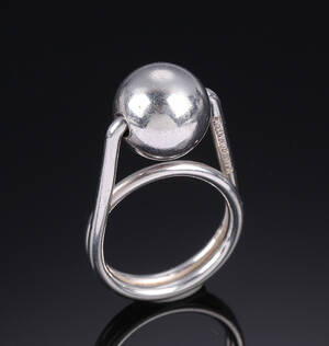 Bent Knudsen, Kolding. Moderne ring af sterlingsølv med bevægelig kugle, ca. 1960erne