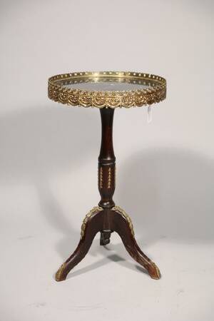 PELARBORD, 1900-TAL, LOUIS XVI STIL, BETSAD TRÄ, SKIVA AV MARMOR, BESLAG AV FÖRGYLLD METALL, HÖ57 CM, DIAM34 CM