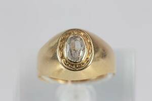 ENSTENSRING med ovalslipad vit sten, guld, 18 k, ca 4,1 g