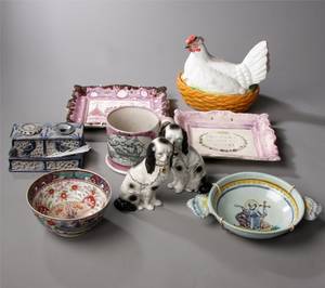 Liggehøne, krus, Staffordshire hunde, øreskål, skrivetøj og vægplaketter af fajance og porcelæn. 9