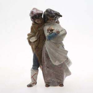 FIGURIN, Lladro, Spanien, flicka och pojke med hundvalp.