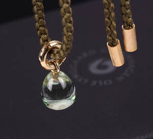 Ole Lynggaard. Sweet Drop charm af 18 kt. blankt guld med grøn ametyst og brillant samt silkesnor med ender i 18 kt. guld 2