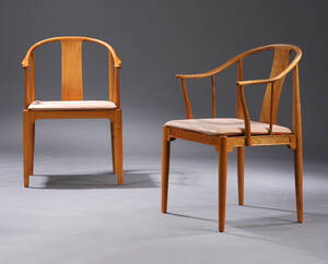 Hans J. Wegner. Den kinesiske stol Kinastolen, et par armstole af lys kirsebær med hynde i vegatabilsk læder. 2