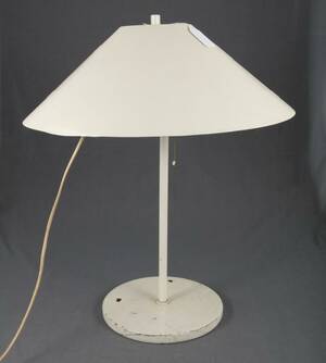 E.S.HORN, AALESTRUP, DANMARK, BORDSLAMPA, 1900-TALETS ANDRA HÄLFT, VITLACKERAD METALL, HÖJD 57 CM