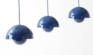 Verner Panton. Tre Flower Pot pendler af emaljeret blå metal. 3