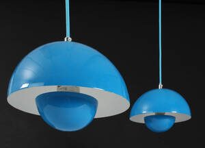 Verner Panton. To Flower Pot pendler af emaljeret blå metal. 2