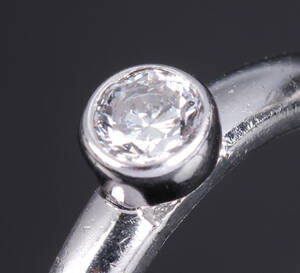 Engelsk brillant-solitairering af 18 kt. hvidguld. Lille ringstr. 48,515,5