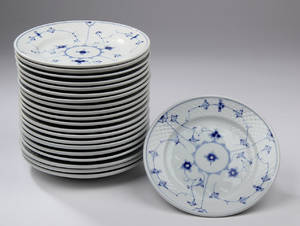 Bing og Grøndahl. Musselmalet jernporcelæn middagstallerkener,21.