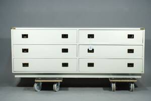 SIDEBOARD, MED 6 ST LÅDOR, 1900-TALETS ANDRA HÄLFT, VITLMÅLAD, BESLAG AV MÄSSING, HÖ 58, BR 150, DJ 40 CM