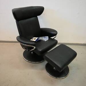 Skinnfåtölj med pall Stressless