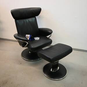Skinnfåtölj med pall Stressless