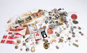 Samling diverse ordner, pins, politiskilte, emblemer mfl.