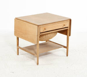 Hans J. Wegner. Sybord af massiv eg