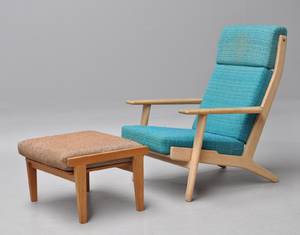 Hans J. Wegner. Højrygget lænestol model GE-290 samt skammel