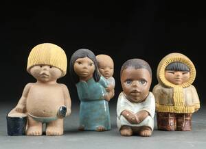 Lisa Larsson for Gustavsberg. Fire figurer af keramik fra serien All Världens barn 4