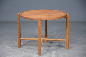 H. J. Wegner, rundt bakkebord af eg teak model AT-35