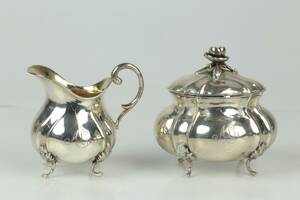 GRÄDDKANNA samt SOCKERSKRIN, silver, rokokostil, ca 392 g