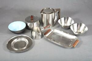 ARNE JACOBSEN 1902-1971, MJÖLKKANNA STELTON UR SERIEN CYLINDA, GRÄDDKANNA OCH SOCKERSKÅL, LUNDTOFTE, DENMARK, SKÅL, KRENIT, DENMARK, EMALJERAD METALL, MEDFÖLJER SKÅLAR, FAT OCH BRICKA, ALLT I ROSTFRITT STÅL, I PARTI