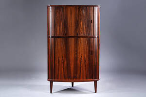 Arne Hovmand-Olsen. Hjørneskab af palisander. 1960erne