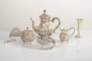 Kaffeservis, sockertång, vas mm kontrollstämplat silver ca 1800g