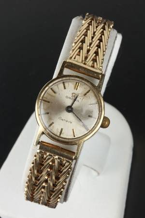 Omega dame guldur med lænke i 14 karat guld.
