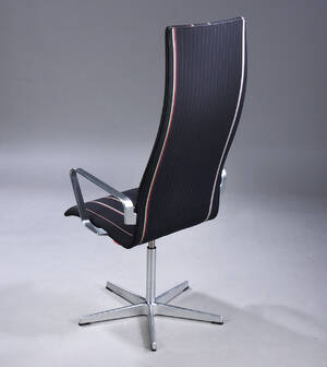 Arne Jacobsen. Oxford armstol med høj ryg, returdrej, betrukket med Stribet uld designet af Paul Smith.