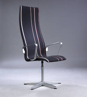Arne Jacobsen. Oxford armstol med høj ryg, returdrej, betrukket med Stribet uld designet af Paul Smith.