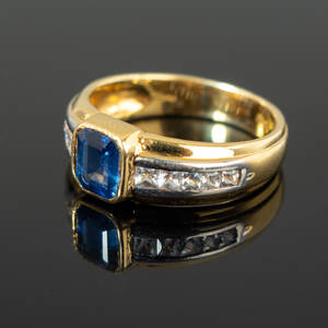 Ring mit weißem und blauem Saphir