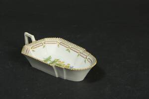 Royal Copenhagen Kongeligt Porcelæn. Flora Danica. Aflang asiet m hank, porcelæn, nr. 3544 1. sort.