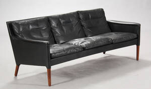 Kurt Østervig. Tre-pers. fritstående sofa, originalt sort læder