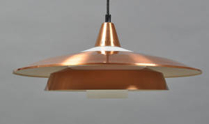 Dansk producent. Pendel i kobber og opalglas. 1900-tallets 2. halvdel.