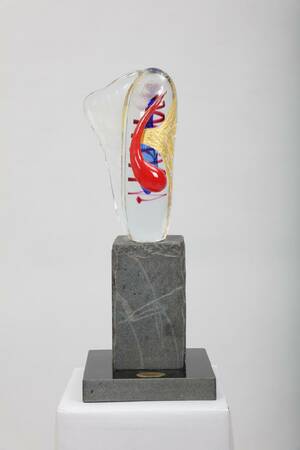 JIM JOHNSSON FÖDD 1948, SKULPTUR, UTAN TITEL, GRÄNNA GLASBRUK, SIGNERAD, UNIK, GLAS, SKYLTMÄRKT, HÖ MED GRANITSOCKEL 51 CM