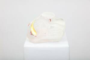 JIM JOHNSSON FÖDD 1948, SKULPTUR, UTAN TITEL, GRÄNNA GLASBRUK, GLASBLOCK MED DEKOR AV ANSIKTE, SIGNERAD -93, UNIK, HÖ 17, LÄ 23 CM