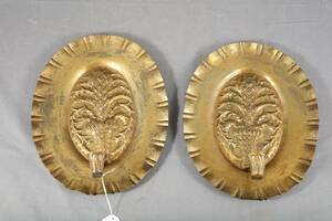 VÄGGPLÅTAR, 1 PAR, FÖR 1 LJUS VARDERA, 1900-TAL, MÄSSING, 33 X 26 CM VARDERA