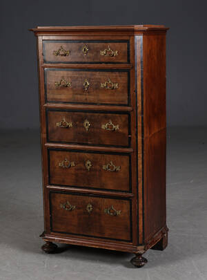 Christian IX chiffoniere af sort stafferet nøddetræ.