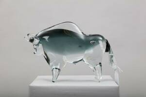 FÄRE-MARCOLIN KONSTGLAS, RONNEBY, FIGURIN I FORM AV TJUR, GLAS, ETIKETTMÄRKT, HÖ 19, LÄ 26 CM