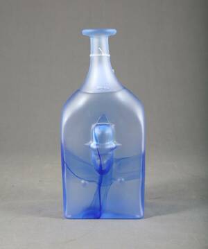 BERTIL VALLIEN FÖDD 1938, VAS, I FORM AV FLASKA, KOSTA BODA ATELJÉ, SIGNERAD, BLÅ GLASMASSA MED ANSIKTE I RELIEF, HÖ 30 CM