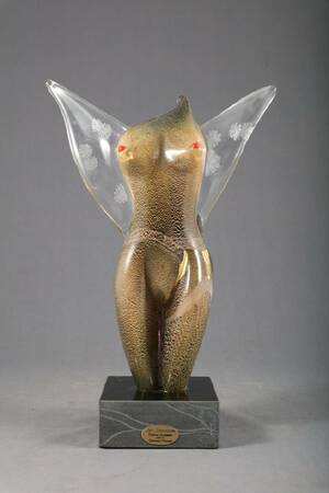 JIM JOHNSSON FÖDD 1948, SKULPTUR, I FORM AV NAKEN BEVINGAD KVINNOFIGUR, GRÄNNA GLASBRUK, SIGNERAD, SKYLTMÄRKT, HÖ MED GRANITSOCKEL 44 CM