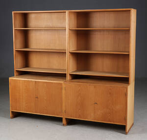 Hans J. Wegner for Ry Møbelfabrik. To reoler med underskab af egetræ 2