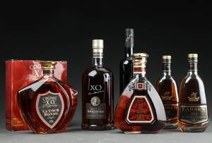 Seks flasker X.O. cognac 6