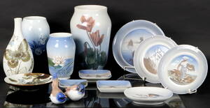 Royal Copenhagen Bing Grøndahl. Figurer, vaser, askebæger af porcelæn og stentøj, samt platter. 14