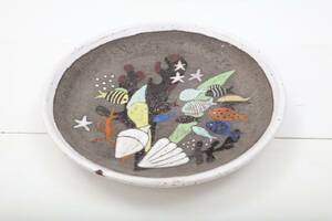 ANNA-LISA THOMSON 1905-1952, UPPSALA EKEBY, SKÅLFAT, DELVIS GLASERAD MED DEKOR AV FISKAR, DIAM 38 CM