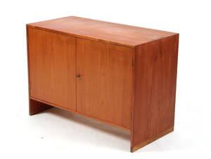 Hans J. Wegner. Skænk af fineret teaktræ