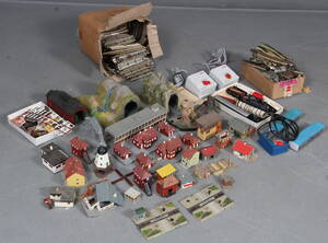 Märklin.Tre lokomotiver, tunnel, skinner, bygninger, vogne to transformatorer mm