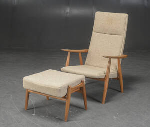 Hans J. Wegner. Højrygget lænestol af egetræ med fodskammel, model 260A 2