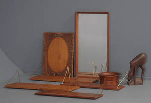 Samling hylder, spejl, figur, bakke og skål af teak, 19501960 8
