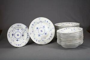 ROYAL COPENHAGEN, MUSSELMALET, MATTALLRIKAR, 12 ST, MODELL 175, DIAM 25,5 CM, SAMT DJUPA TALLRIKAR, MODELL 168, 12 ST, DIAM 21 CM